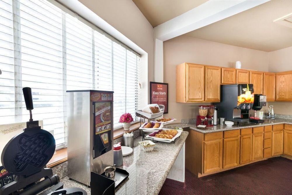 University Inn & Suites San Antonio Buitenkant foto
