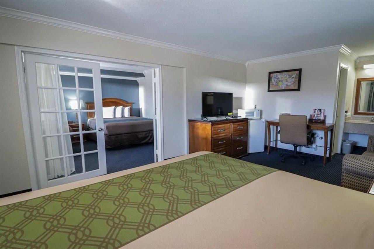 University Inn & Suites San Antonio Buitenkant foto