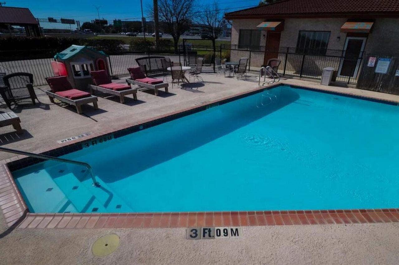 University Inn & Suites San Antonio Buitenkant foto