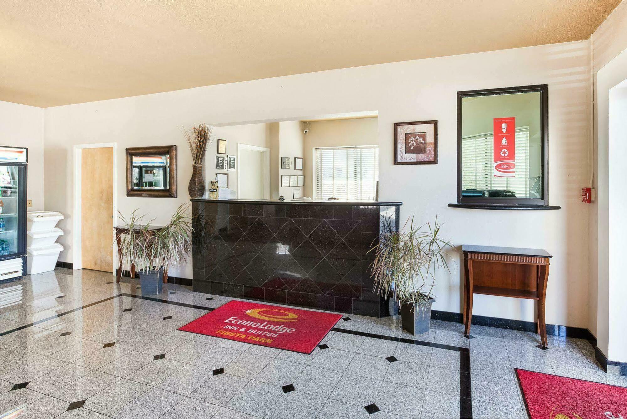 University Inn & Suites San Antonio Buitenkant foto