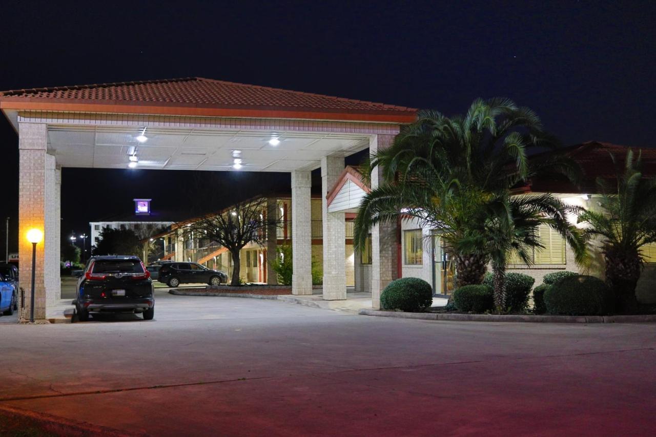 University Inn & Suites San Antonio Buitenkant foto
