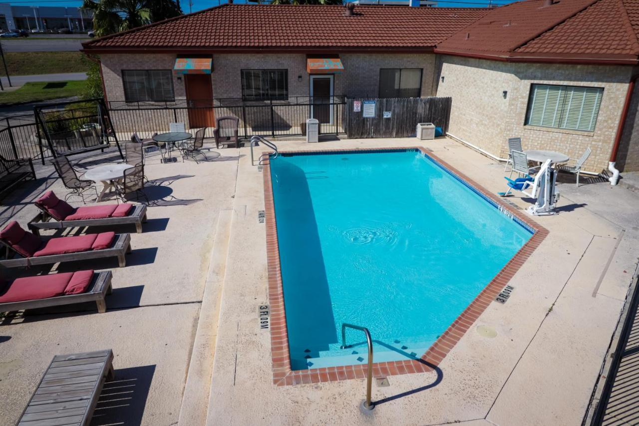 University Inn & Suites San Antonio Buitenkant foto